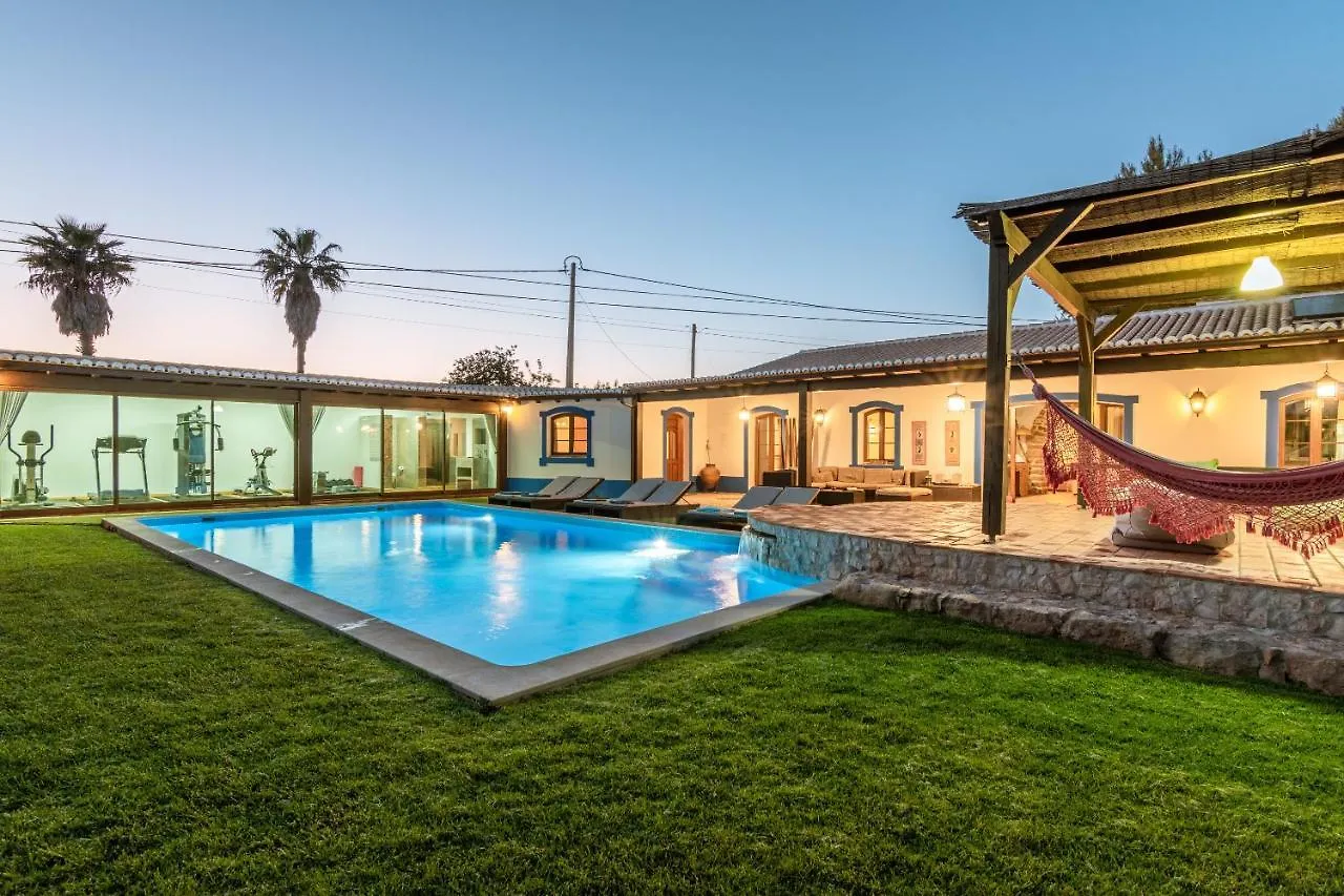 פרה Villa Charme 0*,